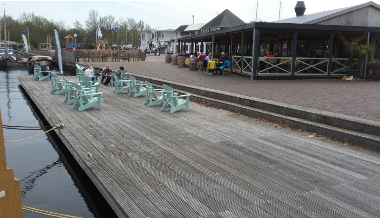 Vlak bij: Jachthaven Naarden  met uitstekend restaurant                              “PorterHouse” met terras aan het water.